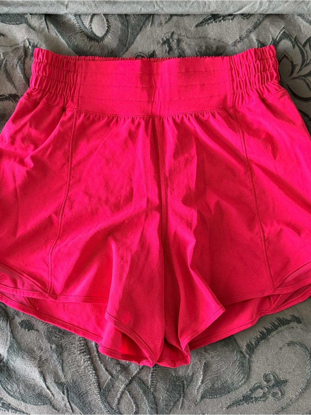 Women’s lululemon Hotty Hot High-Rise Lined Short 4” - size 4
